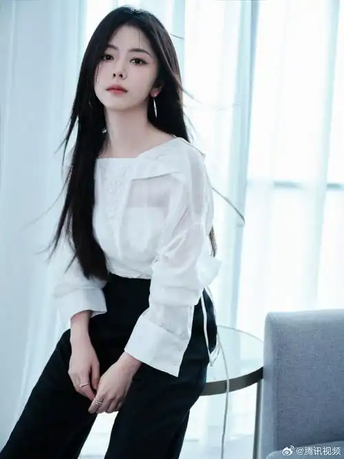 谭松韵回归长发#长发纪星@谭松韵seven比星光美丽,比白月光皎洁