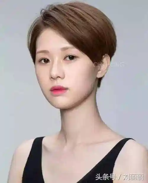 今秋流行"韩式短发"