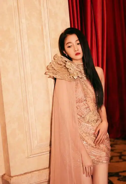 #关晓彤香槟粉高定裙##关晓彤鎏金月神妆#