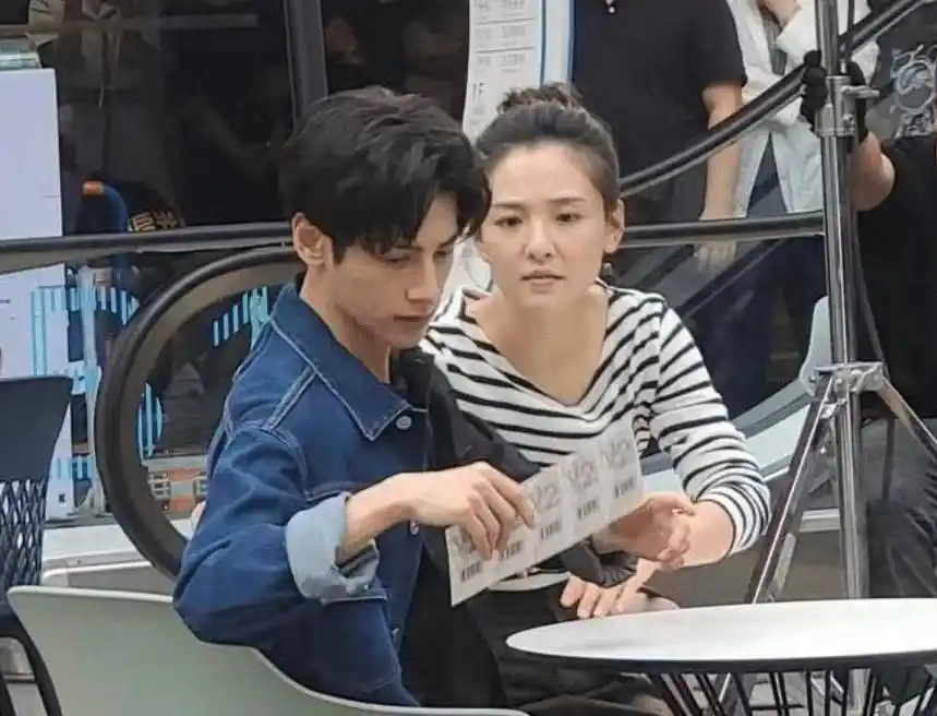 《追光者》路透流出,罗云熙吴倩牵手戏甜度爆表,这对cp有点好磕