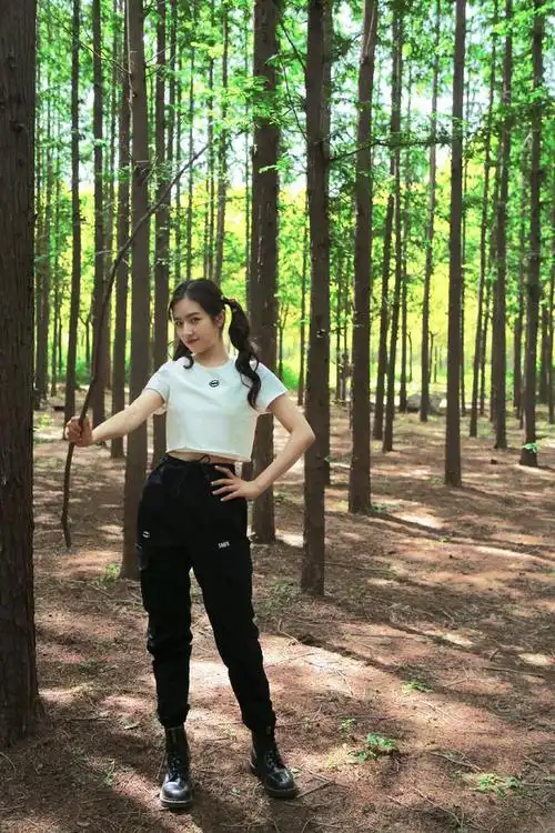 李兰迪甜美穿搭来袭波点上衣配短裤复古又元气太好看了