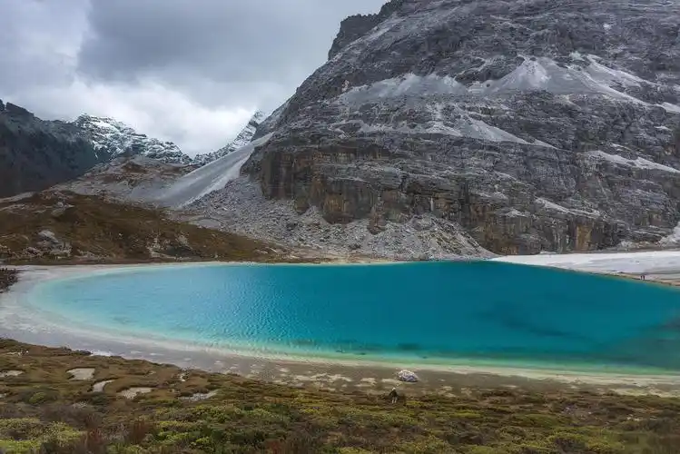 稻城亚丁景区位于四川省甘孜州稻城县,是中国最美的高山草甸和冰川