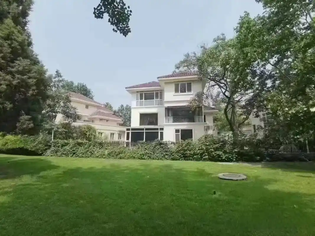 紫玉山庄前排独栋别墅,院子300平,坐北朝南,私家车库,房本面积343.