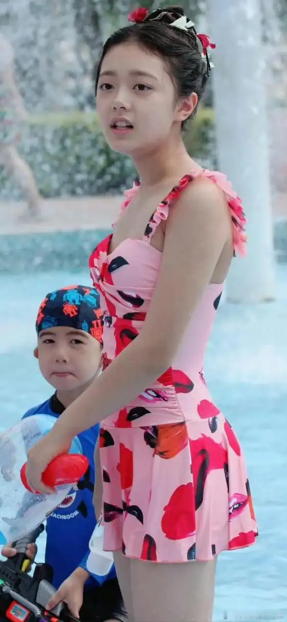 赵今麦因出演多部剧被关注,近期网友曝光其早期泳装照引发热议.