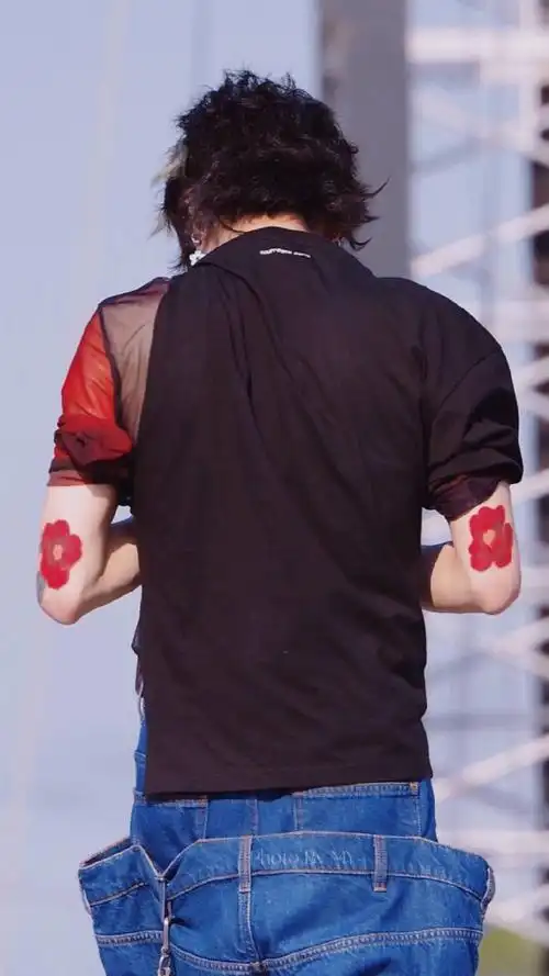 华晨宇超话[我想开了]可靠的背影  #2024华晨宇火星演唱会#@华晨宇yu