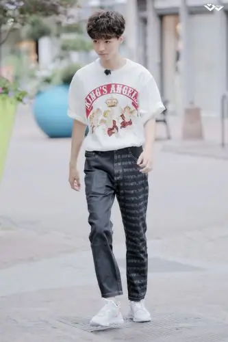 关注  王俊凯 明星 街拍 男装 时尚 评论 收藏