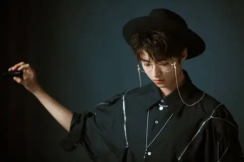 王俊凯×饭修cr:logo - 堆糖,美图壁纸兴趣社区