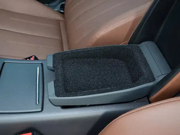 一汽奥迪  45 前排中央扶手箱