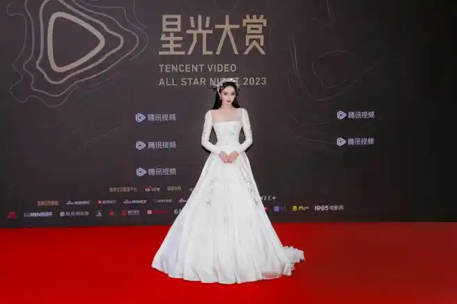 腾讯视频星光大赏##迪丽热巴内场侧颜