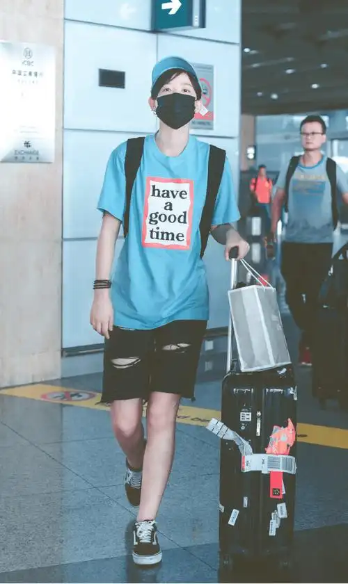 李斯丹妮真有"男友感",肥大短袖搭五分裤,又帅又酷让人着迷_中性_造型