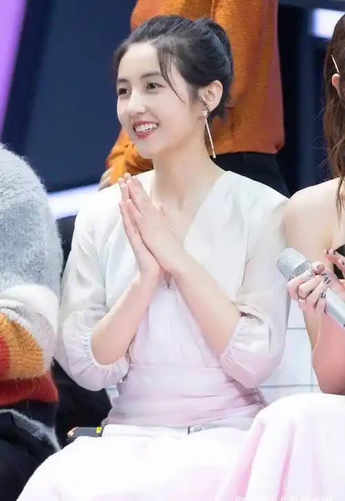 与关晓彤同为国民闺女的张子枫,究竟赢在哪里?