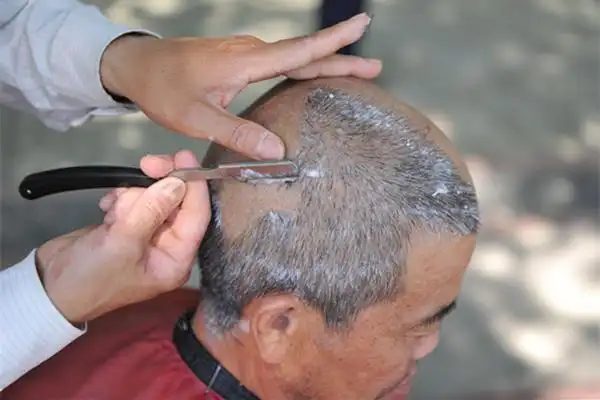 剃刀之上展示精湛手艺.图片来源:常德文明网