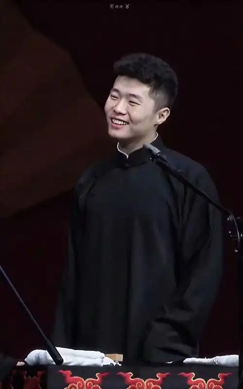 周九良 笑 黑色大褂