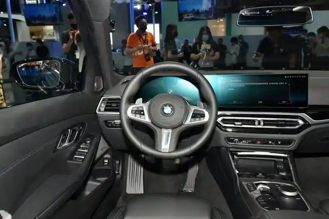 新款宝马3系正式上市内饰双联屏拨片换挡售29993999万元