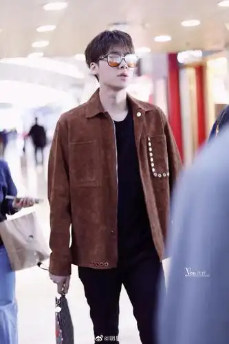 4月30日,李易峰现身北京机场