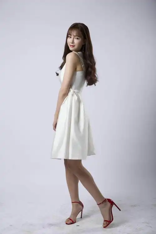 以沈梦辰这身搭配为例,设计简洁的连衣裙配上一字带高跟鞋之后,既可以