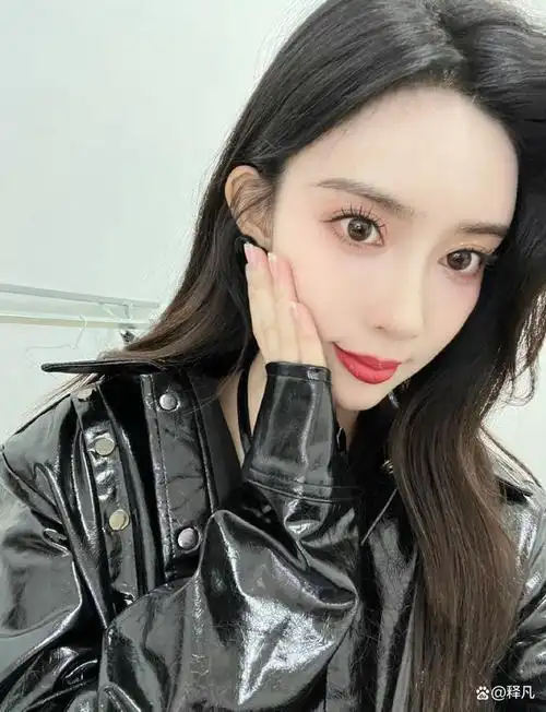 孟子义靓丽卖萌露出白皙香肩!雪肤玉貌美得让人窒息