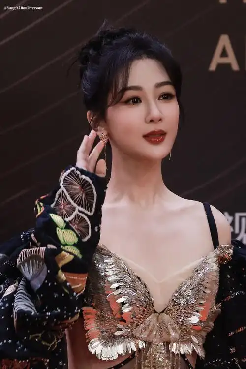 杨紫 鎏金蝴蝶公主##星光大赏直播##星光大赏红毯##星光大赏明星撤ⅱ