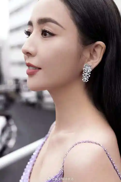 佟丽娅微博之夜出图神速 紫色碎钻吊带长裙造型优雅迷人