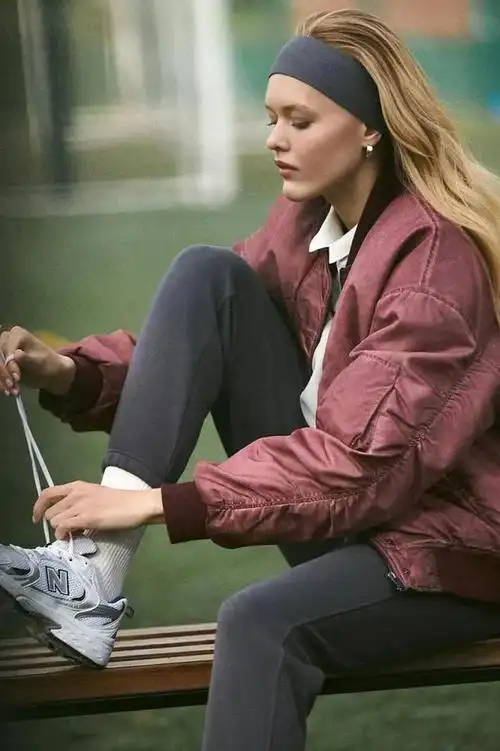 今年春季,银色运动鞋成为了时尚界的新宠,它们不仅舒适实用,还带有