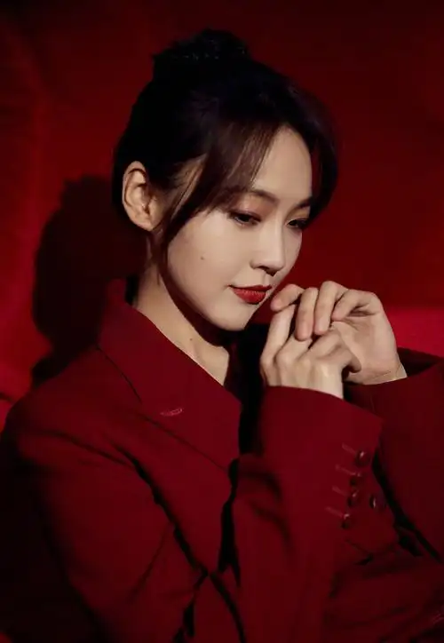 张佳宁身着深红色西装亮相春晚,深红色调喜庆吉祥又不失东方情愫