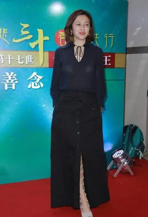 关之琳自然老去的样子真美啊身穿黑色衬衫配黑裙淡妆好优雅