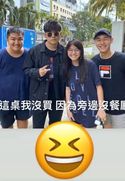 周杰伦晒与粉丝亲切合影,力证兑现承诺,歌迷偶遇自己可享受免单