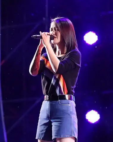 【图】蒙面歌王谭维维白桦林演唱获好评 一直备受争议却保持成长