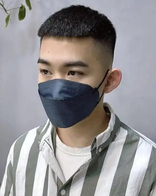 两边的头发剪短,干净利落,中间的头发稍微打薄,然后打造中分的造型,剪