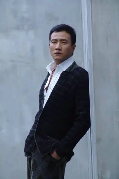 54岁的胡军不惧绯闻坚守家庭幸福24年事业红火日子也有滋味