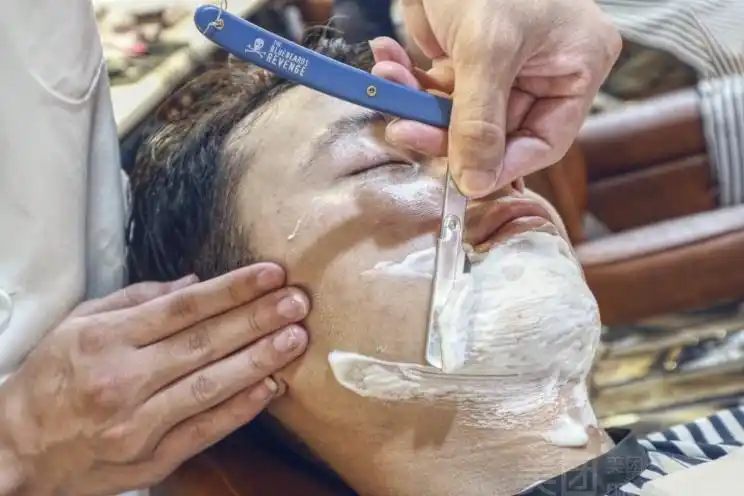 市区衡山路漕泾附近哪家理发店有修面?