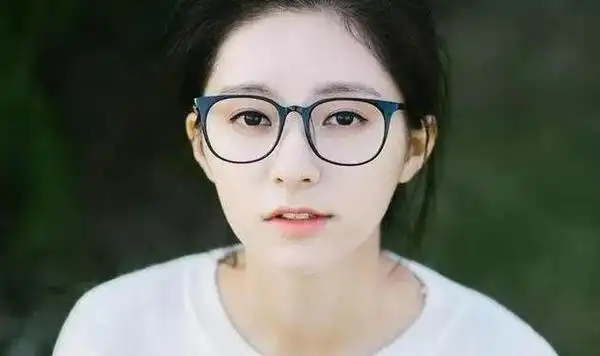 配眼镜也要看脸型?选对眼镜,四眼妹也能逆袭成"潮女王"