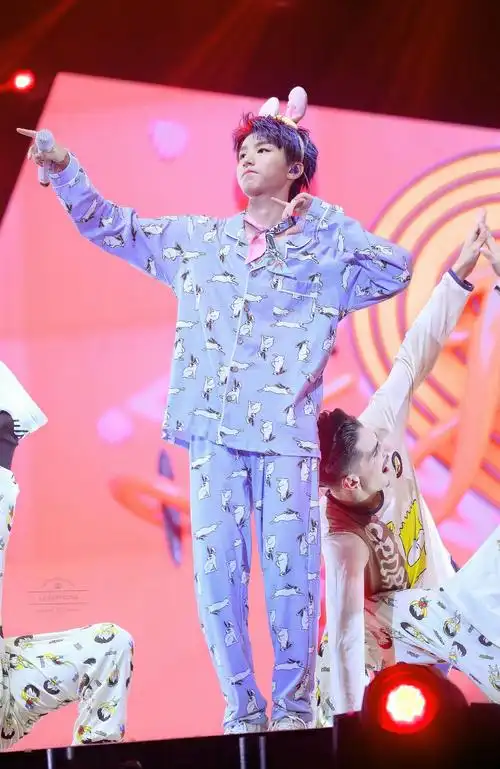 王俊凯穿睡衣戴兔耳朵是什么时候在哪个地方