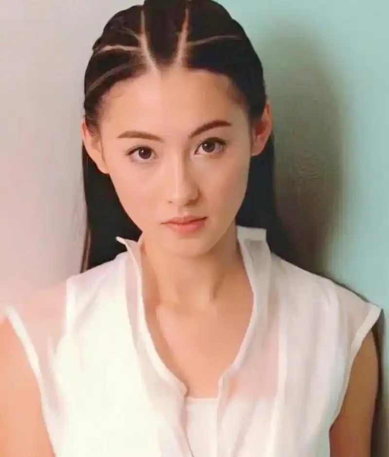 当其他女明星还在追求露额头高颅顶的时候,真正的神颜张柏芝,已经露