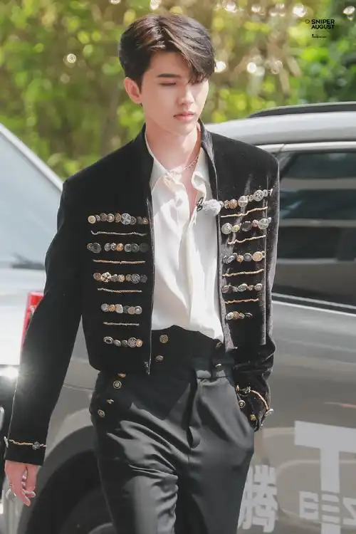 蔡徐坤宫廷风造型