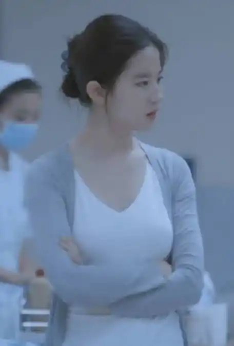 网友医院偶遇刘亦菲拍戏
