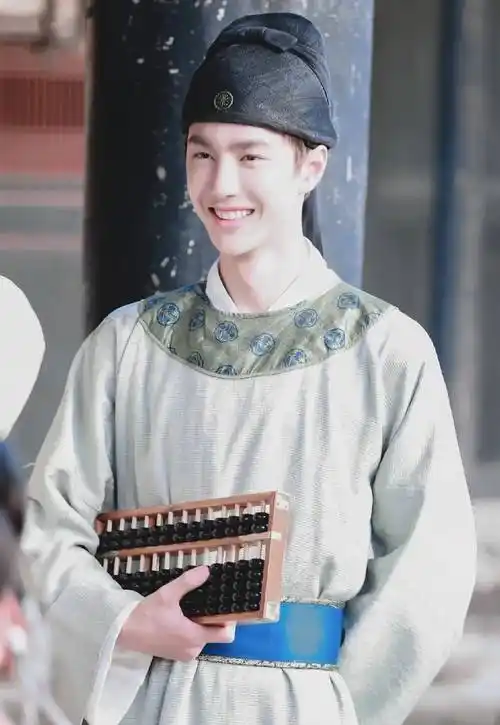 王一博:粉丝说我像白牡丹,可能是好看,漂亮的意思吧_洛阳_家乡_作品