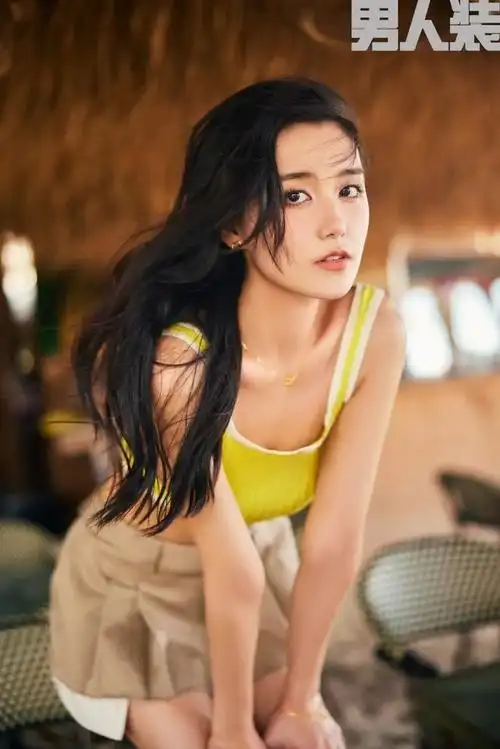 22月蒋依依《男人装》五月封面,粉红抹胸超短热裙,演绎少女性感