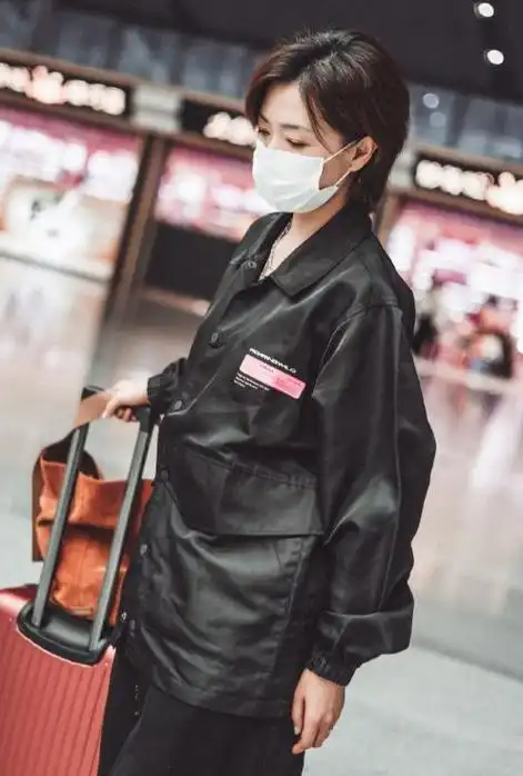 万茜机场亮相,全身黑色潇洒酷感尽显