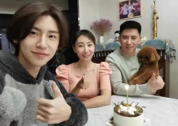 小鬼王琳凯晒全家福为妈妈庆生只能感叹一家人颜值好高