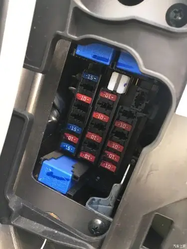 【图】求告知保险盒常电在哪个位置_轩逸论坛_汽车之家论坛