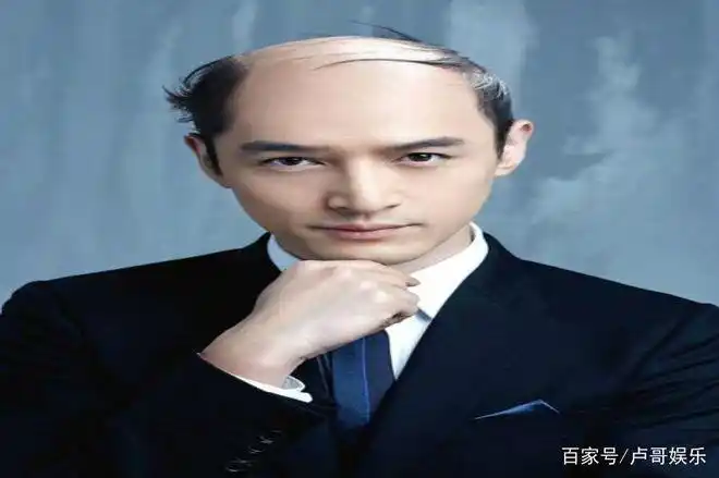 4.胡歌看看吴亦凡这哀怨的小眼神,这油光锃亮的大脑门也太喜感了吧!