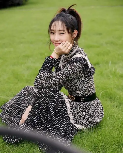 白百何出席上海电影节两套服装曝光白西装新潮黑碎花复古会玩