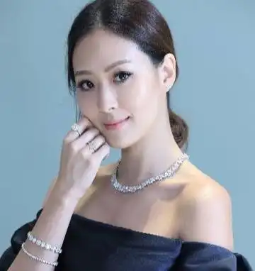 明明年纪相差不大,却看着像隔辈人,这5位女明星对老公下手挺狠