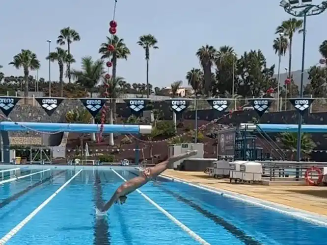 沉浸式欣赏超远的游泳跳水出发瞬间!入水真的太丝滑啦9069♀15