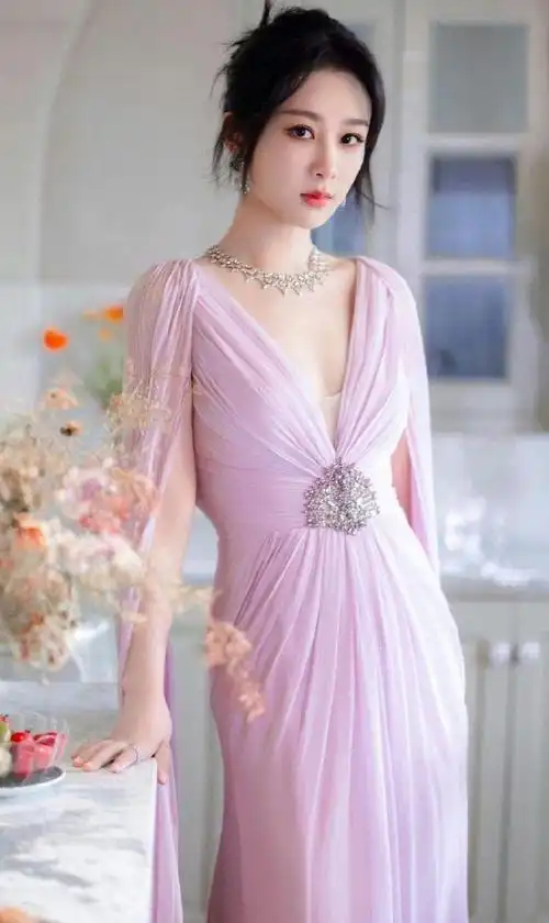 在杨紫代言的产品宣传图中,蓝色的裙子非常简单,缺乏设计感.