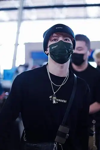 王嘉尔今天的机场生图,帅哥的皮肤让我羡慕