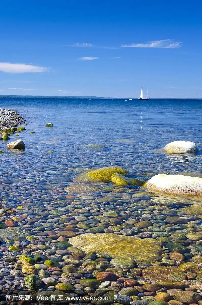 美丽清澈平静的大海