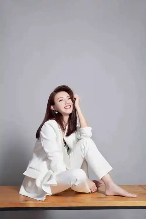 傅晶白色西装写真化身霸道女总裁气场十足