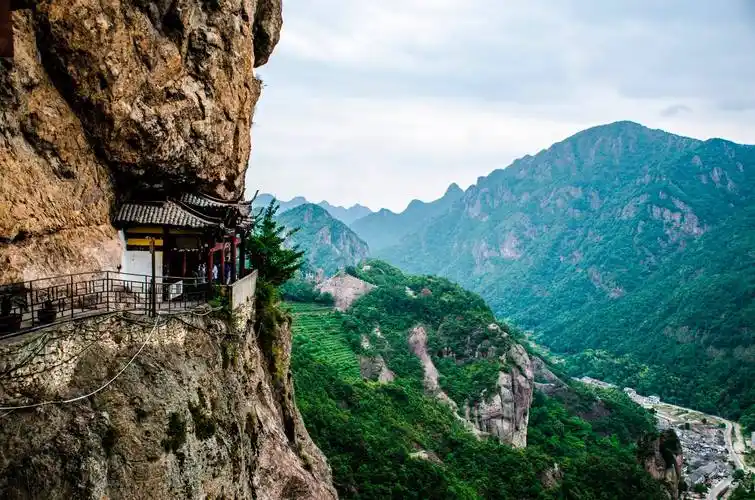 温州属亚热带季风气候,著名景点有雁荡山楠溪江等温州文化属瓯越文化